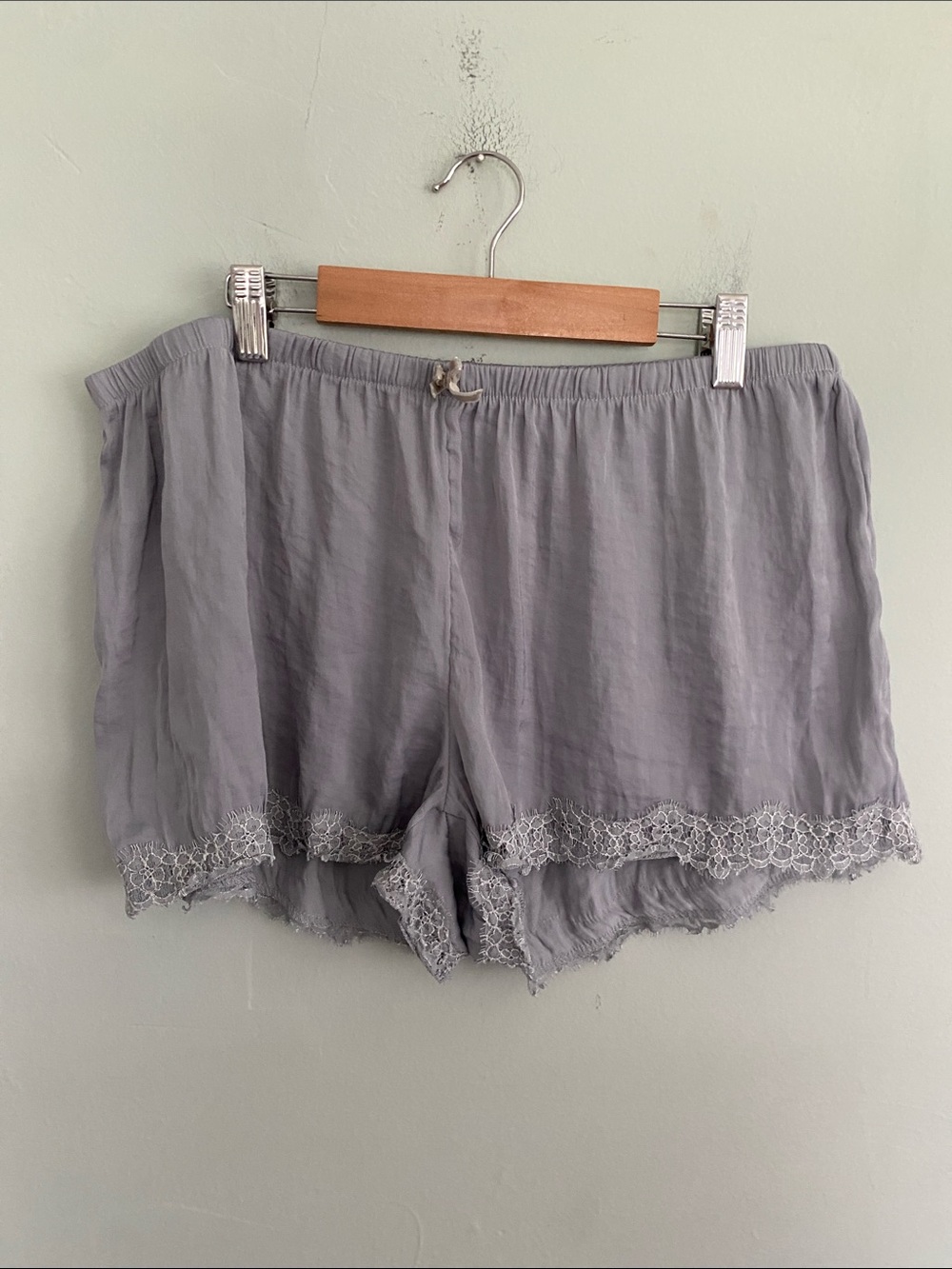 Aerie Women’s Gray Satin Sleep Shorts with lace trim Size Large